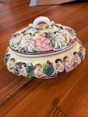 Capodimonte dish with lid